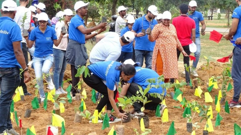 Image of Refinitiv employees planting  10k trees in Bengaluru
