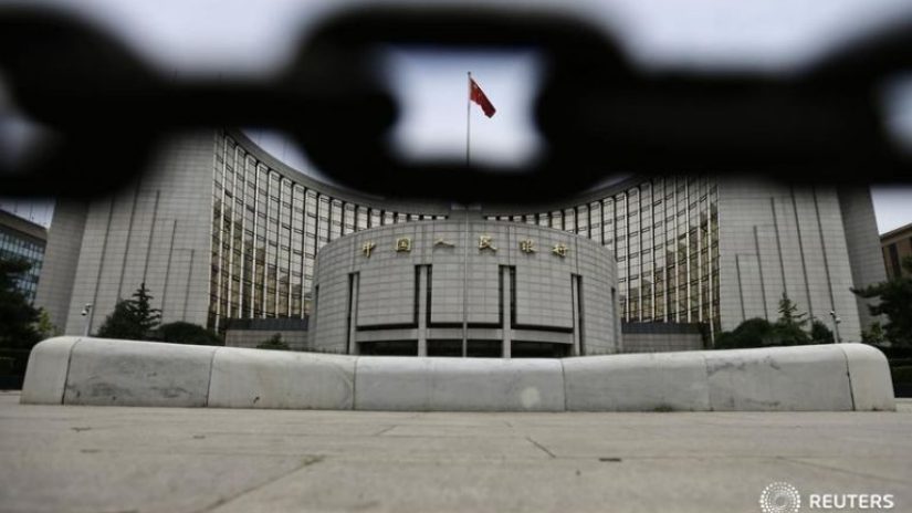 The headquarters of China's central bank, the People's Bank of China, is pictured behind an iron chain in Beijing, June 21, 2013. REUTERS/Jason Lee